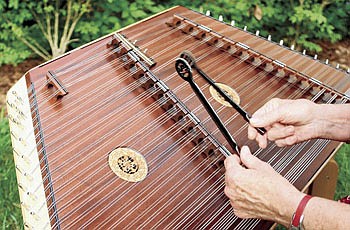 Dulcimer vs harpsichord - A traditional hammered dulcimer
