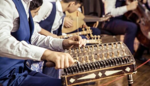 Dulcimer vs Santoor – What’s the Difference?